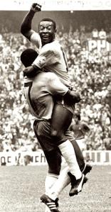 Pelé porté en triomphe par Jairzinho lors de la Coupe du Monde 1970.