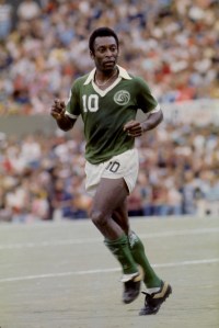 Pelé a terminé sa carrière au Cosmos de New York. Il forma une paire de choc avec l'étoile laziale Giorgio Chinaglia.