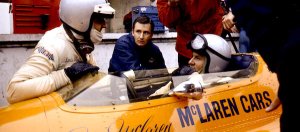 Bruce McLaren, un des rares pilotes à avoir couru au volant de bolides de sa conception.