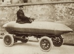 En 1899, le belge Camille Jenatzy est le premier à dépasser les 100 km/h avec un engin terrestre motorisé, sa curieuse Cita n°25 dite "La Jamais Contente".