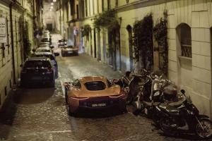 La Jaguar C-X75 offre un intense duel avec l'Aston Martin DB10