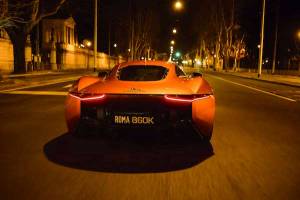 Spectaculaire image que cette Jaguar C-X75 déambulant des les rues de Rome la nuit tombée