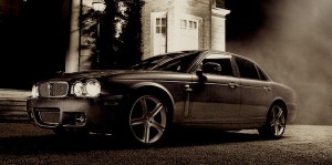 Alors que l'on pouvait foir les officiels du MI6 se déplacer à bord des dernières Jaguar XJ dans 'Skyfall', pour spectre, on a pu remarquer un retour de la XJR x358