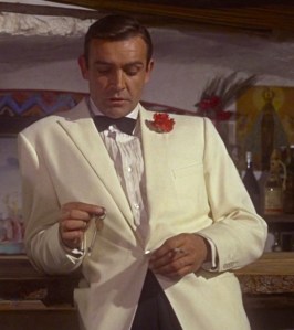 Le James Bond interprété par Sean Connery était un adepte de la 'White Dinner Jacket', ici dans 'Goldfinger' (1965)