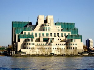 Le SIS Building, QG de la MI6 dans James Bond, dans le quartier de Vauxhall, à Londres