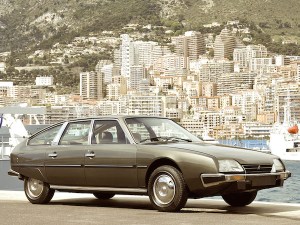 La CX avait comme lourde tâche de succéder à la DS