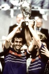 Michel Platini et Alain Giresse soulevant la Coupe d'Europe des Nations en 1984.
