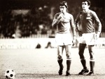 Contre la Tchécoslovaquie en 1976, Michel Platini chipe le ballon à Henri Michel, tireur attitré, et inscrit son premier but sous le maillot bleu frappé du coq, sur coup franc. Le premier d'une longue série.