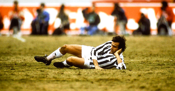 Michel Platini célébrant son but sur pénalty lors de la Coupe Intercontinentale de 1985 contre les Argentinos Junior d'Olguín et Batista, à Tokyo.