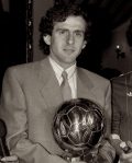 Michel Platini, triple vainqueur du Ballon d'Or entre 1983 et 1985. Un fait unique !