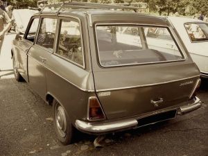 Peugeot 204 break vue de l'arrière