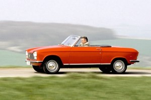 Peugeot 204 cabriolet dans un rouge affriolant