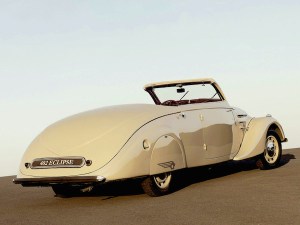 La Peugeot 402 et sa ligne pure et gracieuse une fois découverte