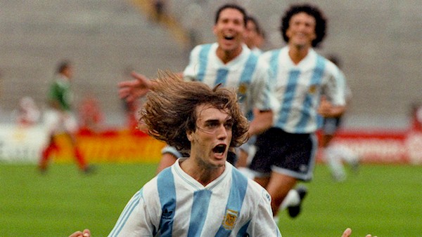 Gabriel Batistuta et la Copa América, c'est une grande histoire. Révélé à la face du monde lors de l'édition 1991, qu'il remporte avec sa sélection, il réitère la performance en 1993 lors de l'édition suivante. Sa participation à celle de 1995, qu'il termine en qualité de meilleur buteur à égalité avec le mexicain Luis García Postiga avec quatre buts, lui permit de devenir le meilleur buteur de l'ère moderne de la compétition (à partir de 1975, année où elle adopte le nom de Copa América)