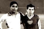 Josef Masopust posant à côté de celui qui fut son dauphin lors de l'élection du Ballon d'Or 1962, le redoutable attaquant portugais Eusébio.