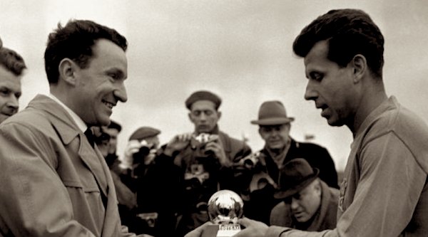 Josef Masopust se voyant remettre son Ballon d'Or en 1962.