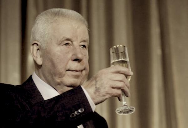 Josef Masopust soulevant cette fois une flûte de champagne lors d'une cérémonie.