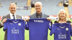 John Rudkin et Claudio Ranieri accompagnent Susan Whelan, CEO du club depuis 2011-leicester-city