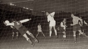 Raoul Giraudo sauve ici les siens d'une énième offensive d'Alfredo Di Stéfano, intenable ce jour-là, sous le regard du portier rémois René Jacquet.