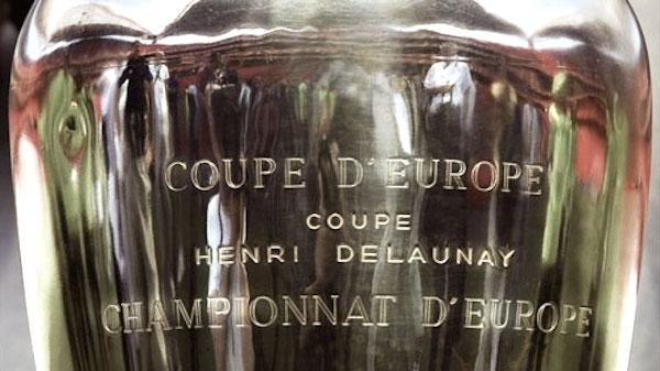 Trophée Henri Delaunay revenant au vainqueur du championnat d'Europe des nations