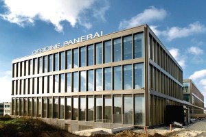 En 2002, Panerai se dote d'une première manufacture basée à Neuchâtel, en Suisse.