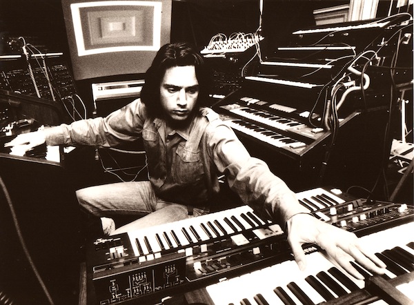 Jean-Michel Jarre en studio dans les années 70, s'est révélée à la planète entière en 1976 avec Oxygène
