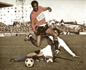 Laurent Pokou, dur au mal, en plein dribble
