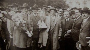 1924, Gabriel Dard avec la première Coupe de France remportée par le club qu'il préside alors, l'Olympique de Marseille