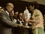Valéry Giscard d'Estaing remet la première Coupe de France glanée par le FC Nantes d'Henri Michel en 1979. Quelques mois plus tard, le trophée connaître une curieuse mésaventure