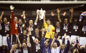 L'US Quevilly, battu en finale par l'Olympique Lyonnais en 2012. Grégory Beaugrard, capitaine du club normand, s'est vu invité par le capitaine lyonnais Cris à soulever le trophée ensemble