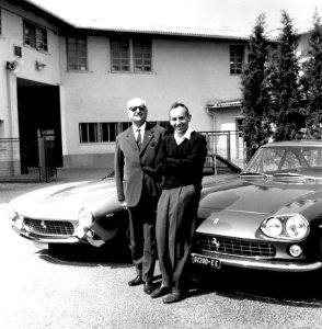 Enzo Ferrari et John Surtees devant une Ferrari 250 GT Lusso et une Ferrari 330 GT 2+2