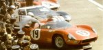 En compagnie de Lorenzo Bandini, John Surtees a emmené la Ferrari 330 P numéro 19 sur le podium des 24 Heures du Mans, en 1964