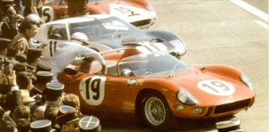 En compagnie de Lorenzo Bandini, John Surtees a emmené la Ferrari 330 P numéro 19 sur le podium des 24 Heures du Mans, en 1964