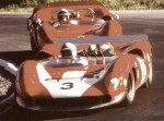 John Surtees et sa Lola T70 Mk.2 aux couleurs du Team Surtees, devance ici Bruce McLaren et sa Mclaren M1B, sur le tracé de Saint Jovite au Canada, lors du premier championnat CanAm, en 1966