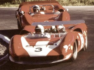 John Surtees et sa Lola T70 Mk.2 aux couleurs du Team Surtees, devance ici Bruce McLaren et sa Mclaren M1B, sur le tracé de Saint Jovite au Canada, lors du premier championnat CanAm, en 1966