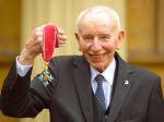 Après avoir été admis comme MBE en 2009, John Surtees a été élevé au rang de Commandeur de l'Empire Britannique en 2015