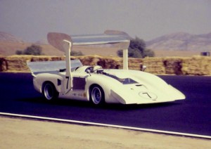 John Surtees a brièvement participé à l'aventure Chaparral initié par Jim Hall et Hap Sharp, comme ici en pilotant la 2H à Laguna Seca lors du championnat CanAm 1969