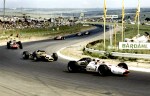 Kyalami, 1967 : John Surtees offre la dernière des deux victoires du team Honda Racing dans les annéees 60. À bord de son impressionnante RA300 V12, le pilote britannique devance son compratriote Graham Hill, sur Lotus 49.
