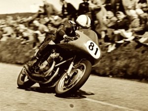 Sa victoire lors du célèbre Tourist Trophy de 1956, sur MV Agusta, fut l'un de ses premiers faits d'armes sur deux roues