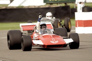 Fidèle du Goodwood Revival, John Surtees y exhuma notamment sa TS7, première F1 de sa conception, toujours dans sa livrée rouge et blanche caractéristique