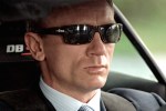 Daniel Craig aka James Bond dans Casino Royale (2006) au volant de son Aston Martin DBS, Persol 2720 sur le nez