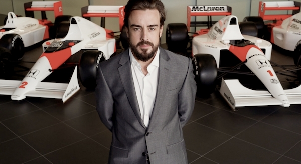 Fernando Alonso va tenter de renouer avec le glorieux passé de la collaboration Mclaren-Honda. Derrière lui, les McLaren MP4/5 (1989) et MP4/6 (1991)