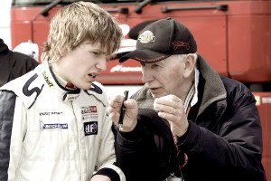 John Surtees conseillant son fils Henry, qui a décidé de poursuivre sur la même voie que son paternel. Il disparut tragiquement en 2009 lors du Grand Prix de Brands Hatch en Formule 2, à 18 ans