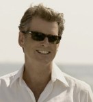 Plus anguleuses sont les 2720 qui ornent son visage dans 'Mamma Mia !' (2008)