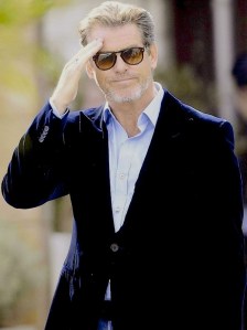 Pierce Brosnan est un fidèle de la marque, tant sur les écrans qu'en dehors, comme ici avec ses 714