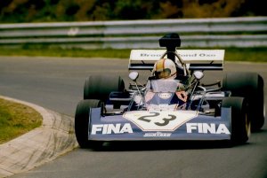 Cette Surtees TS14A, ici pilotée par Mike Hailwood, autre grand pilote britannique ayant sévi tant à moto qu'en auto, fut le dernier bolide piloté par John Surtees