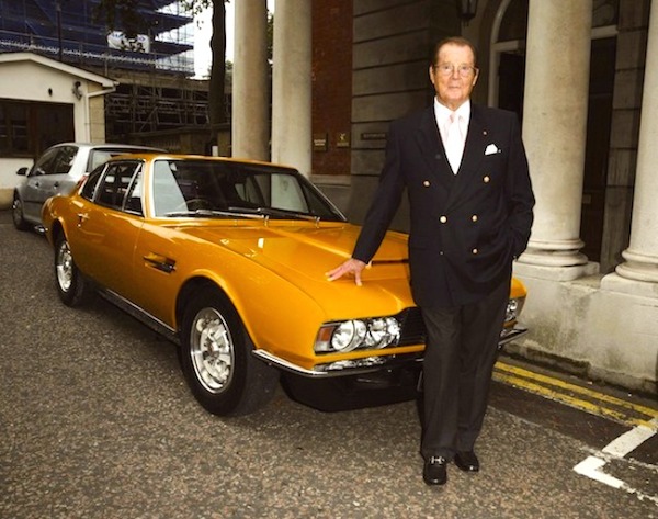 Roger Moore en blazer croisé a retrouvé son Aston Martin DBS en 2011. So British !