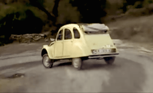 Une poursuite en 2 CV avec Carole Bouquet à ses côtés dans For Your Eyes Only. So Frenchy !