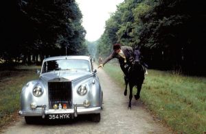 La Rolls Royce Silver Cloud II dans laquelle James Bond se fait véhiculer dans A View To Kill. Ce serait une Bentley S1 grimée en Rolls Royce qui aurait fini au fond du lac à sa place.