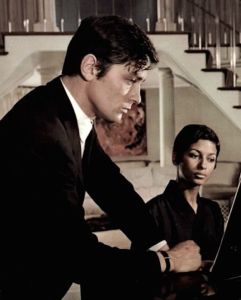 Alain Delon, Tank Cartier à l'envers, dans Le Samouraï (1967), aux côtés de Cathy Rosier